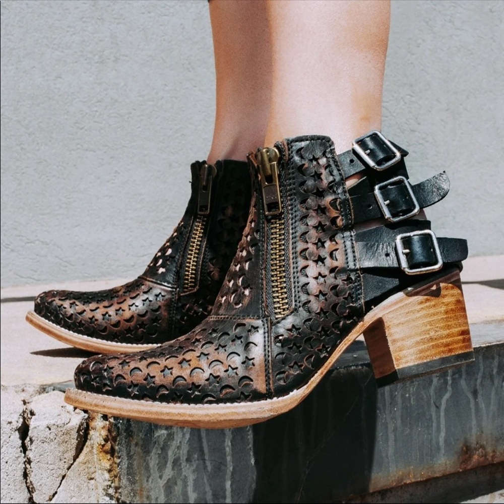 ISO freebird dahlia booties  9 taupe